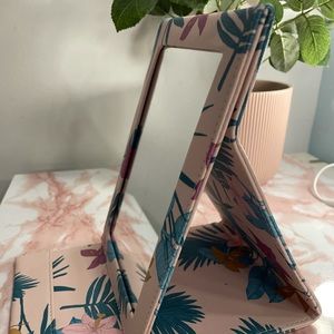 Miroir avec étui fleuri. Miroir with leaves print case